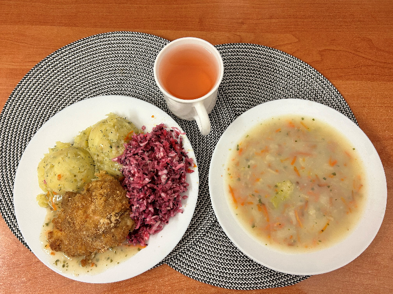 Na zdjęciu: Jarzynowa z zacierką podstawa, Ziemniaki gotowane, Kotlet drobiowy panierowany, Sos pietruszkowy, Surówka wykwintna z olejem, Kompot owocowy, Surówka wykwintna z olejem